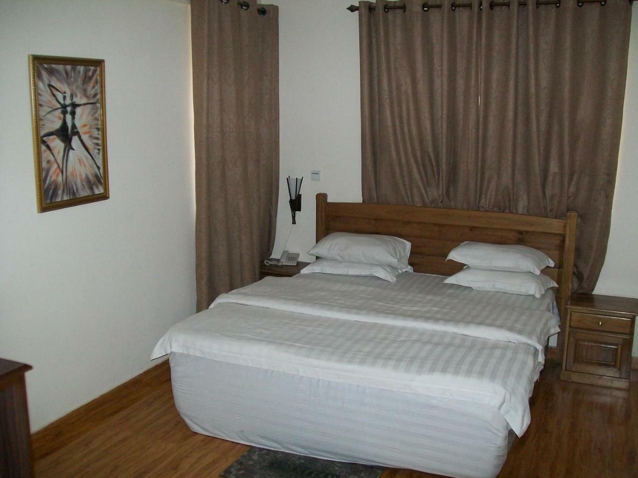 Ampomaah Hotel アクラ エクステリア 写真